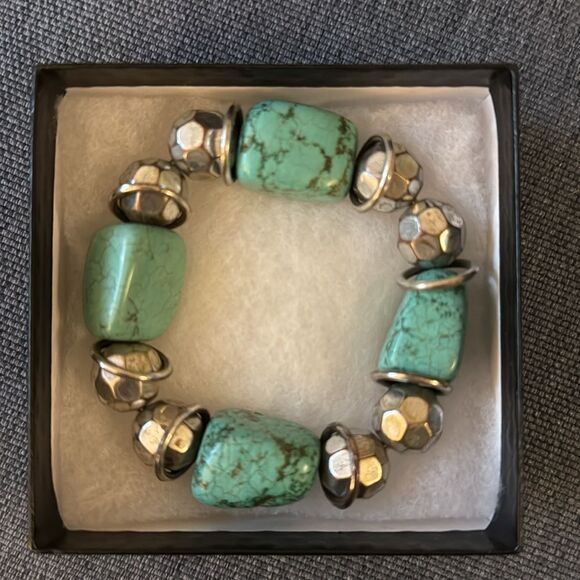 Faux Turquoise and Silver Beaded Stretch Bracelet. - Picture 3 of 5